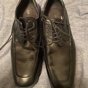Cole Haan lace up leather black with seam around toe size 10.5 rubber sole